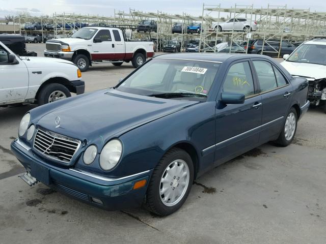 WDBJF55F7VA347032 - 1997 MERCEDES-BENZ E 320 GREEN photo 2