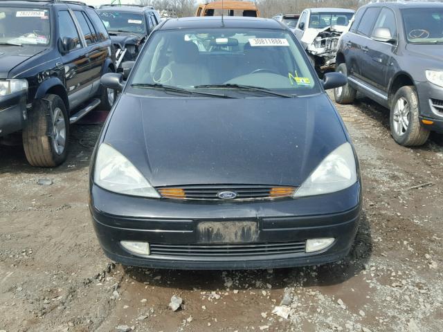 3FAFP37384R100527 - 2004 FORD FOCUS ZX5 BLACK photo 9