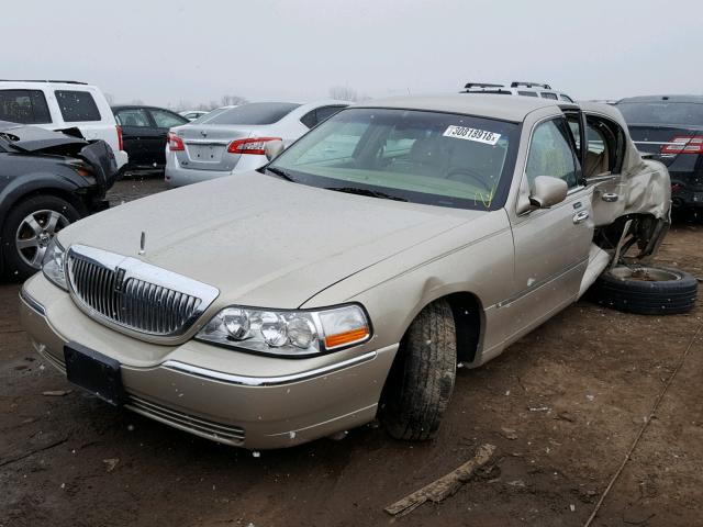 2LNHM82V68X655853 - 2008 LINCOLN TOWN CAR S TAN photo 2