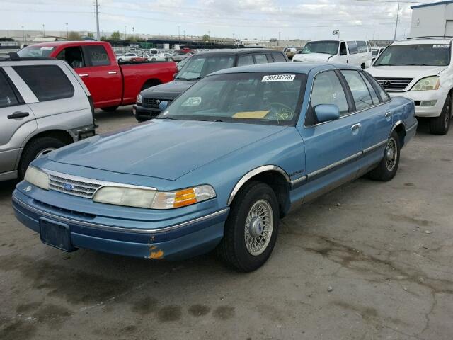 2FACP74W8PX110229 - 1993 FORD CROWN VICT BLUE photo 2