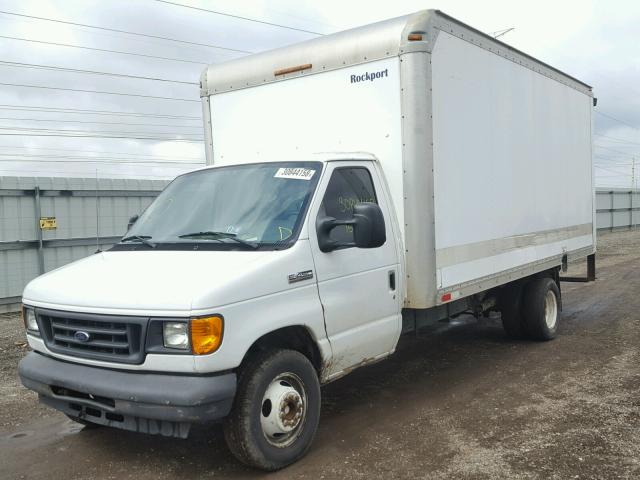 1FDXE45P05HA90168 - 2005 FORD E450 SUPER WHITE photo 2