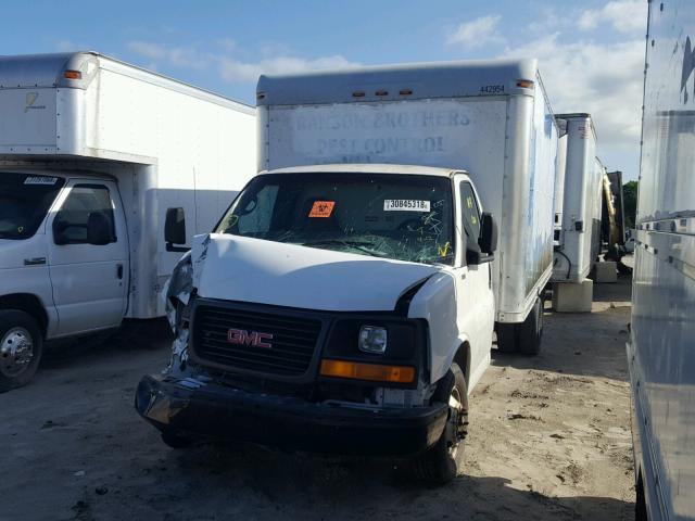 1GDJG31UX41908650 - 2004 GMC SAVANA CUT WHITE photo 2