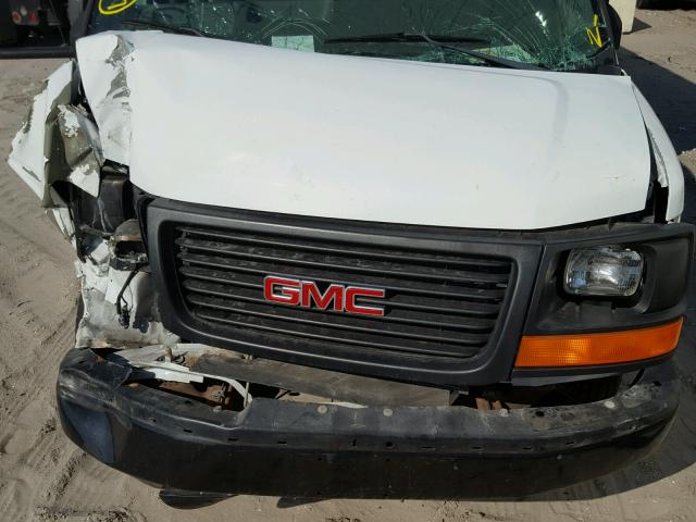 1GDJG31UX41908650 - 2004 GMC SAVANA CUT WHITE photo 7