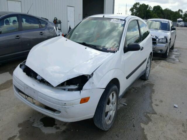 3FAFP31331R152054 - 2001 FORD FOCUS ZX3 WHITE photo 2