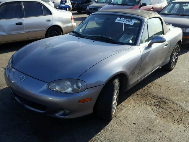 JM1NB353420228946 - 2002 MAZDA MX-5 MIATA GRAY photo 2