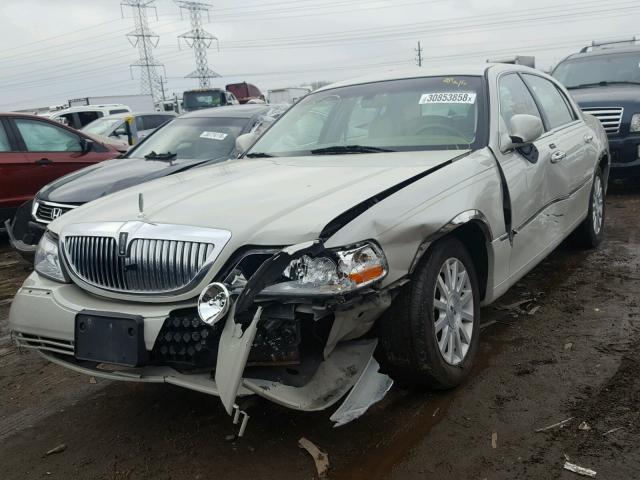 1LNHM81V97Y627643 - 2007 LINCOLN TOWN CAR S WHITE photo 2