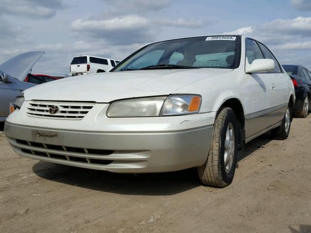 JT2BG22K6X0348001 - 1999 TOYOTA CAMRY LE WHITE photo 2