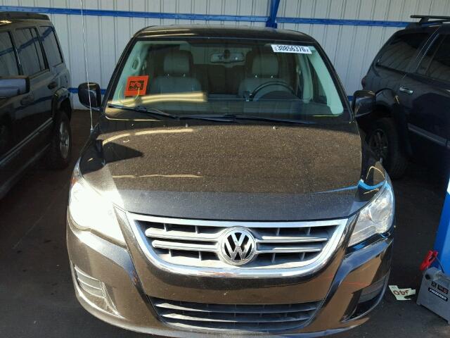 2V4RW3D12AR407275 - 2010 VOLKSWAGEN ROUTAN SE BLACK photo 9