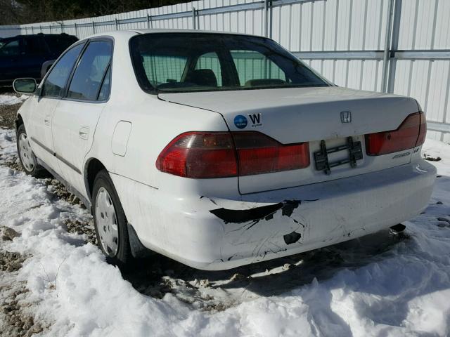 1HGCG564XXA089663 - 1999 HONDA ACCORD LX WHITE photo 3