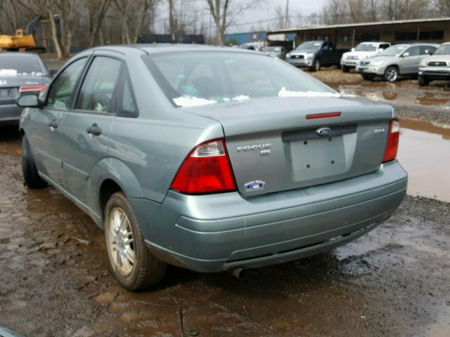 1FAFP34N25W289471 - 2005 FORD FOCUS ZX4 GREEN photo 3