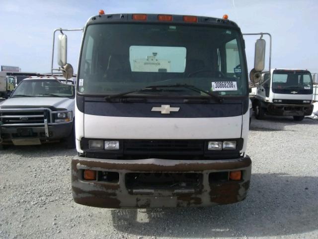 1GBJ7F1385F534240 - 2005 CHEVROLET T-SERIES F WHITE photo 9