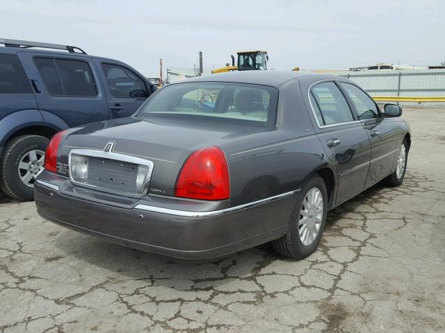 1LNHM83W14Y635236 - 2004 LINCOLN TOWN CAR U GRAY photo 4