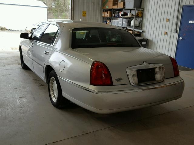 1LNHM81W31Y621367 - 2001 LINCOLN TOWN CAR E SILVER photo 3