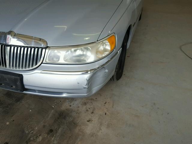 1LNHM81W31Y621367 - 2001 LINCOLN TOWN CAR E SILVER photo 9