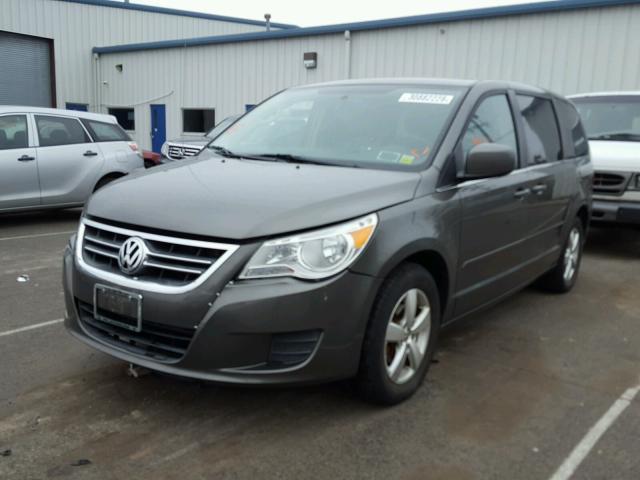 2V4RW3D17AR324831 - 2010 VOLKSWAGEN ROUTAN SE GREEN photo 2