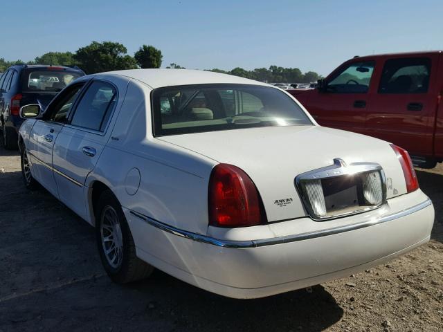 1LNHM82W72Y655070 - 2002 LINCOLN TOWN CAR S WHITE photo 3