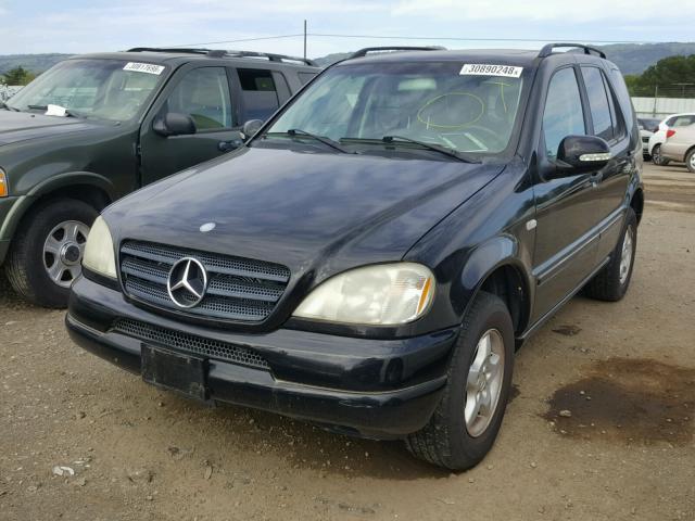 4JGAB54E0YA197576 - 2000 MERCEDES-BENZ ML 320 BLACK photo 2