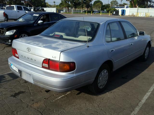 4T1BG12K8TU792464 - 1996 TOYOTA CAMRY DX GRAY photo 4