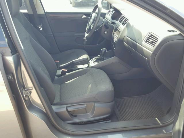 3VW2K7AJ8CM381811 - 2012 VOLKSWAGEN JETTA BASE 灰色 照片 5
