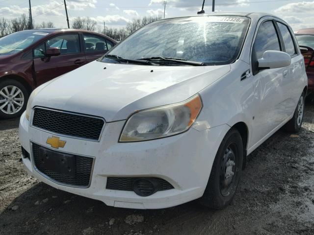 KL1TD66E19B331296 - 2009 CHEVROLET AVEO LS WHITE photo 2
