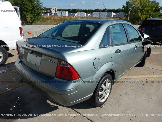 1FAFP34N95W307559 - 2005 FORD FOCUS ZX4 GREEN photo 3