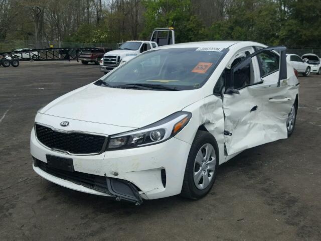 3KPFK4A79HE083017 - 2017 KIA FORTE LX WHITE photo 2