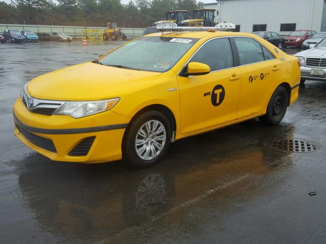 4T1BD1FK6CU038322 - 2012 TOYOTA CAMRY HYBR YELLOW photo 2