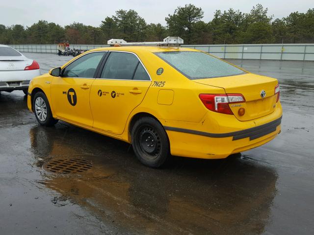 4T1BD1FK6CU038322 - 2012 TOYOTA CAMRY HYBR YELLOW photo 3