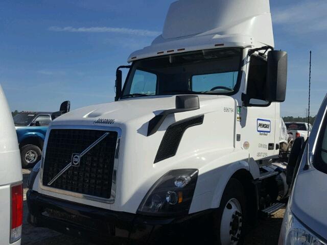 4V4NC9EH2FN186138 - 2015 VOLVO VN VNL WHITE photo 2