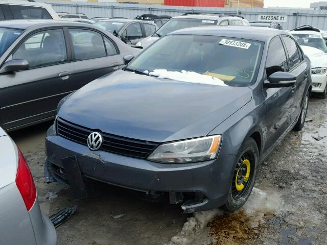 3VW2K7AJ1EM252909 - 2014 VOLKSWAGEN JETTA BASE 灰色 照片 2