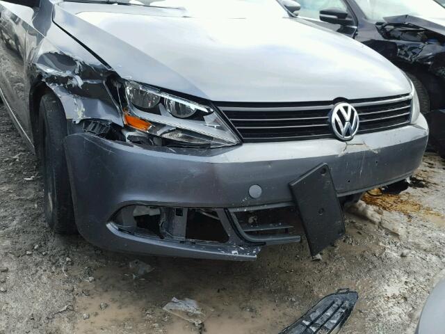 3VW2K7AJ1EM252909 - 2014 VOLKSWAGEN JETTA BASE 灰色 照片 9