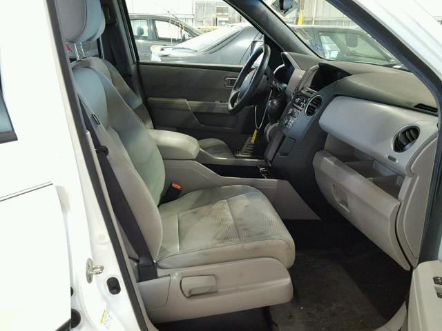 5FNYF3H25CB013647 - 2012 HONDA PILOT LX WHITE photo 5