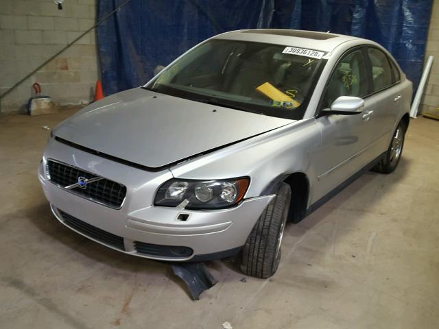 YV1MH682352075378 - 2005 VOLVO S40 T5 SILVER photo 2