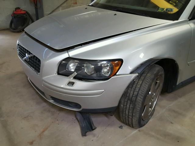 YV1MH682352075378 - 2005 VOLVO S40 T5 SILVER photo 9