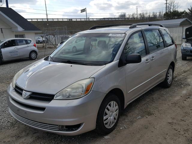 5TDZA23C05S313267 - 2005 TOYOTA SIENNA CE SILVER photo 2