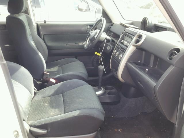 JTLKT324264123631 - 2006 TOYOTA SCION XB WHITE photo 5