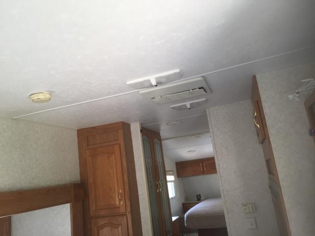 4YDF2432321204374 - 2002 KEYSTONE SPRINTER WHITE photo 9