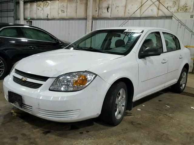 1G1AK52F557541436 - 2005 CHEVROLET COBALT WHITE photo 2