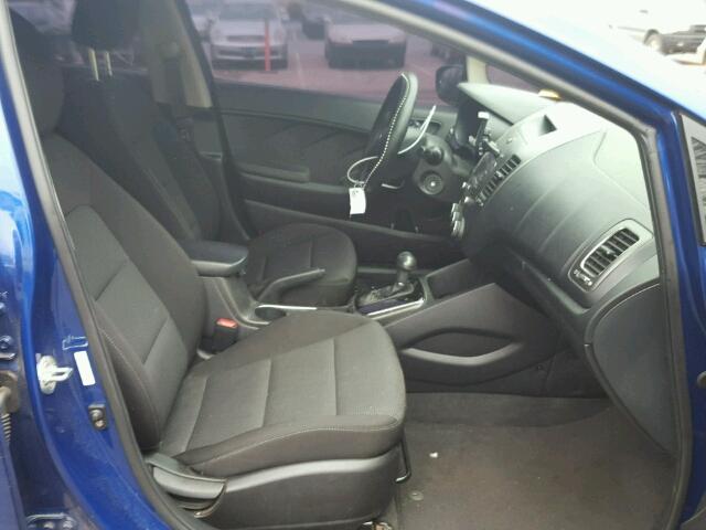 3KPFK4A70HE117099 - 2017 KIA FORTE LX BLUE photo 5