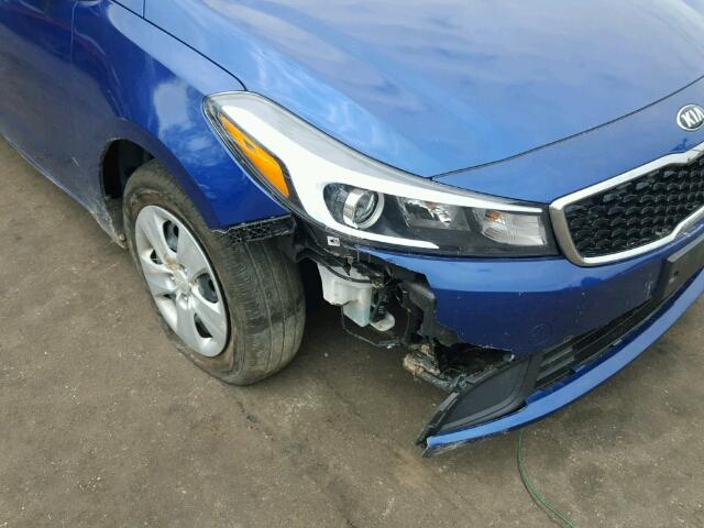 3KPFK4A70HE117099 - 2017 KIA FORTE LX BLUE photo 9