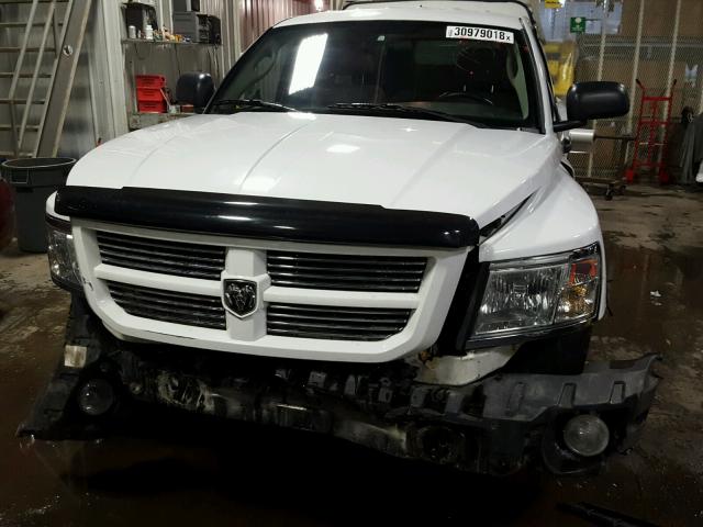 1D3HW32K28S569389 - 2008 DODGE DAKOTA SXT WHITE photo 9