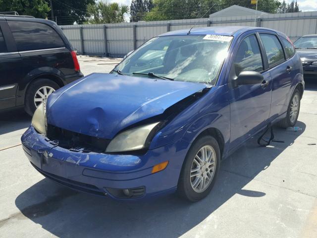 3FAFP37N35R129176 - 2005 FORD FOCUS ZX5 BLUE photo 2