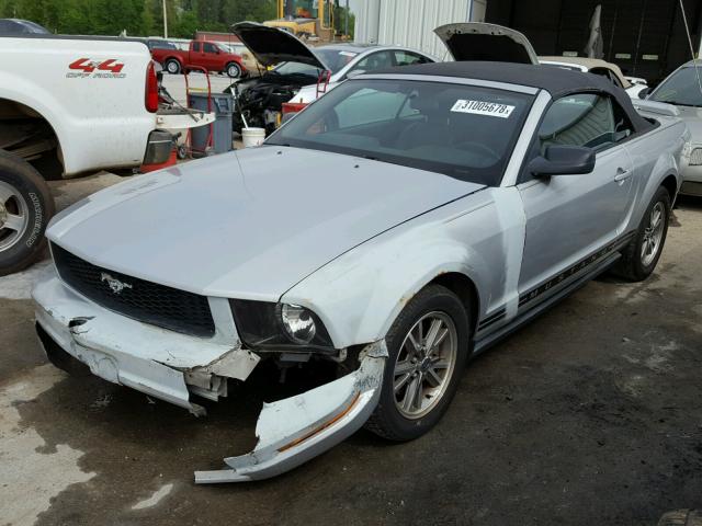 1ZVFT84N655250212 - 2005 FORD MUSTANG SILVER photo 2