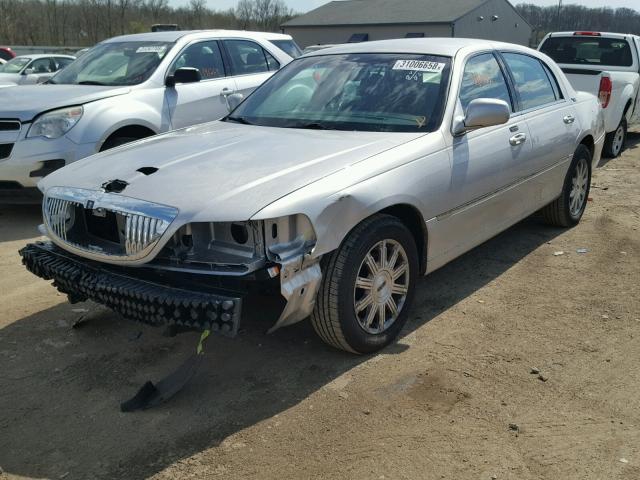 2LNHM82V39X636520 - 2009 LINCOLN TOWN CAR S SILVER photo 2