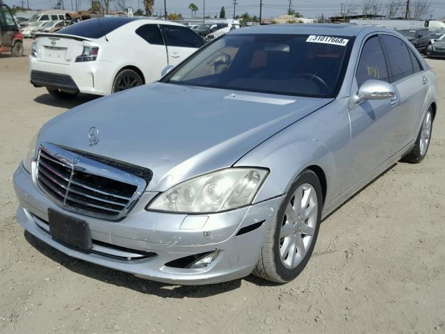 WDDNG71X57A039974 - 2007 MERCEDES-BENZ S 550 SILVER photo 2