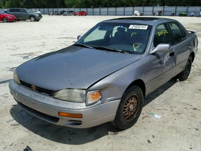 4T1BG12K8TU722575 - 1996 TOYOTA CAMRY DX GRAY photo 2