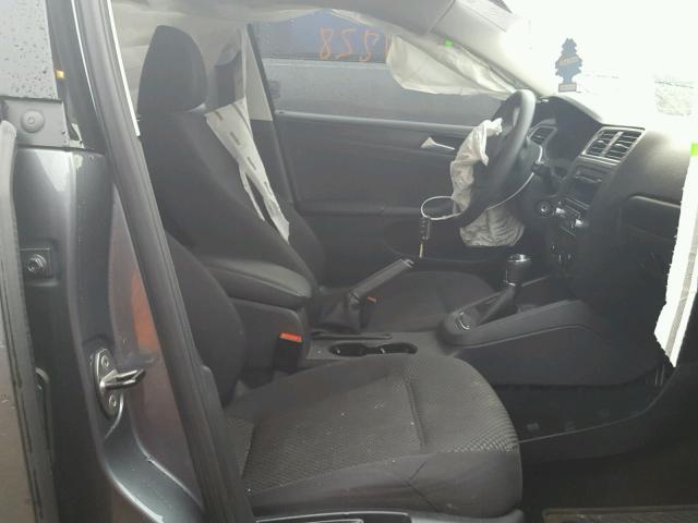 3VW1K7AJ9EM372680 - 2014 VOLKSWAGEN JETTA BASE 灰色 照片 5