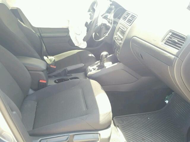 3VW2K7AJ7FM241592 - 2015 VOLKSWAGEN JETTA BASE გრაფიტი ფოტო 5