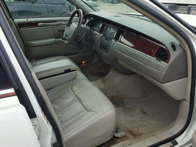 1LNHM82W35Y611765 - 2005 LINCOLN TOWN CAR S WHITE photo 5