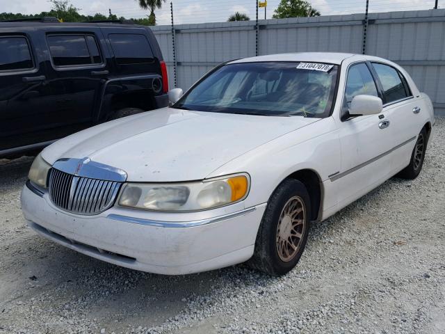 1LNHM82W21Y647747 - 2001 LINCOLN TOWN CAR S WHITE photo 2